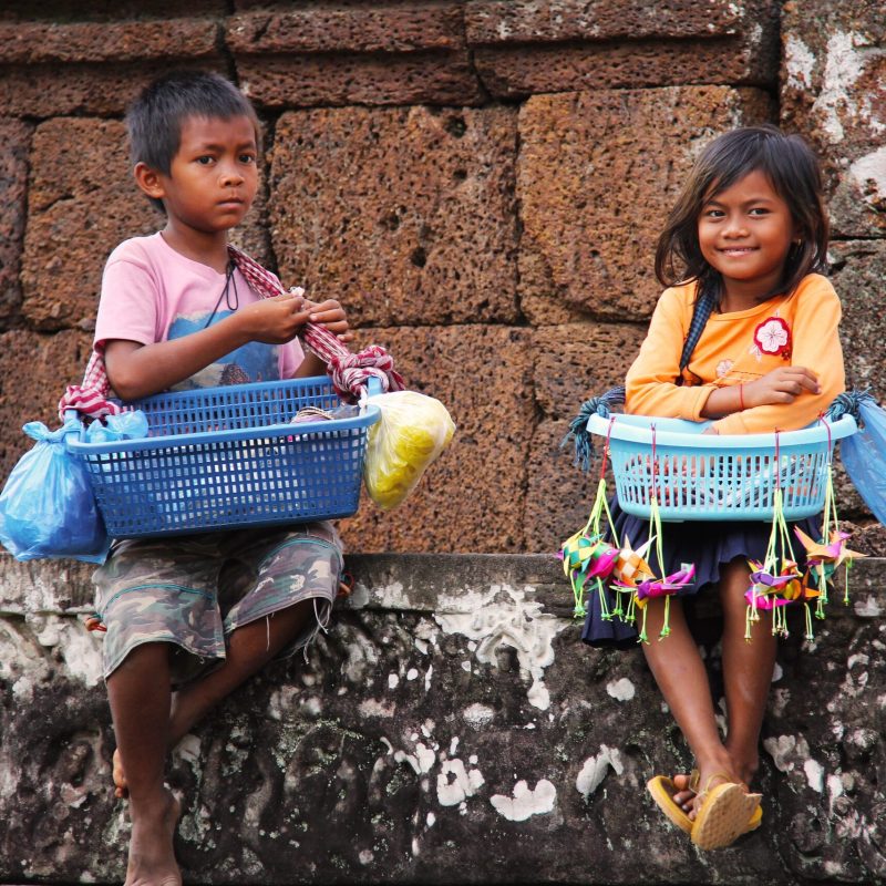 local_children_selling_souvenirs